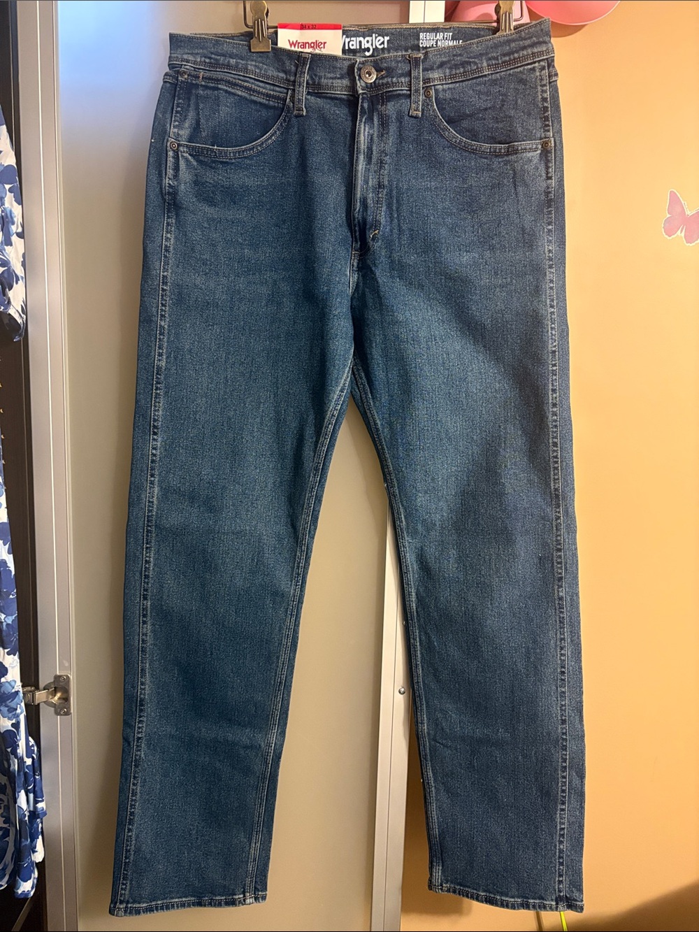 BNWT Wrangler Men’s Straight Jeans-Medium Blue Denim